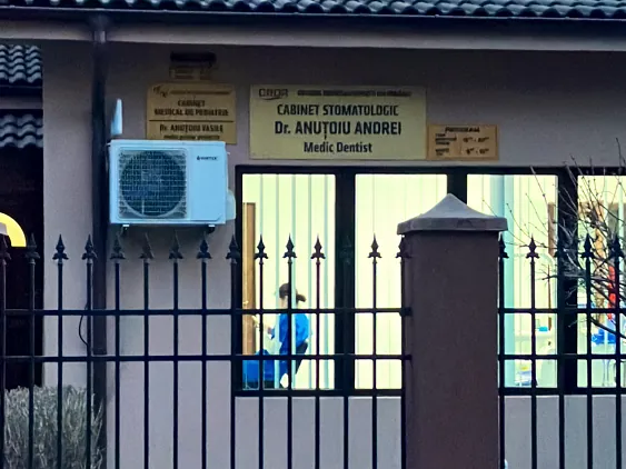 Intrarea cabinetului de pe Str. Vrâncioaia 15, cu firma „Cabinet stomatologic Dr. Anuțoiu Andrei, medic dentist”
